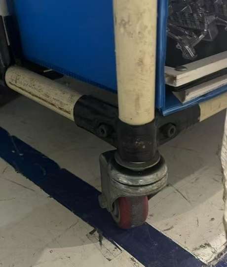 the trailer leaves stains on the ground