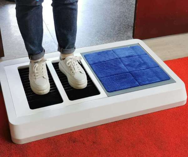 walking on the automatic shoe cleaner machine