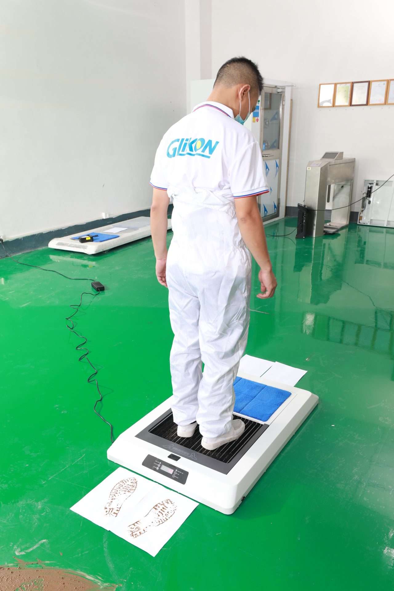 before using the shoe sole cleaning machine